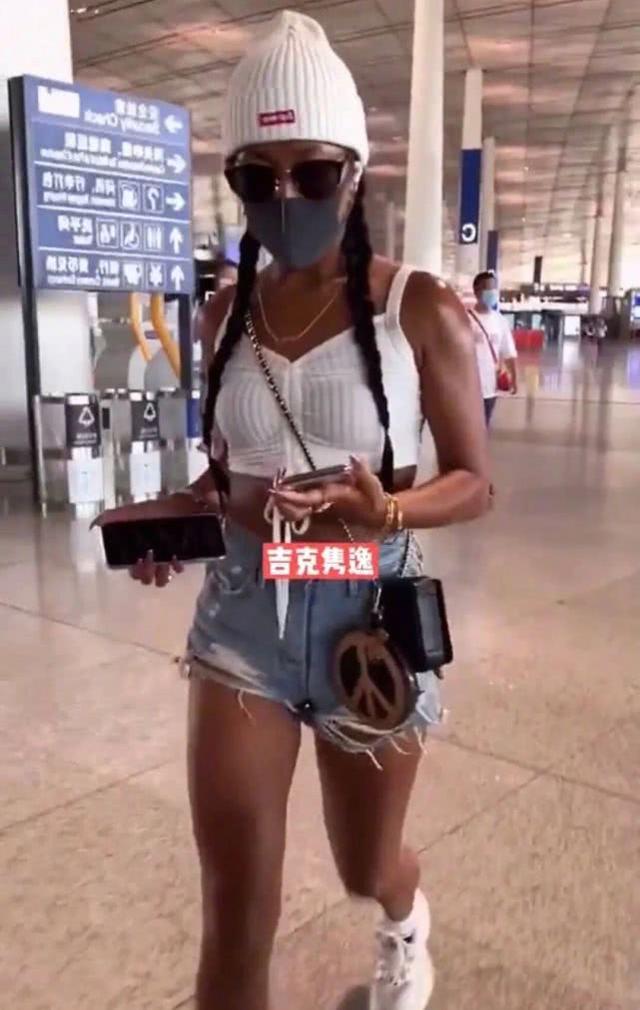 吉克雋逸曬成「黑炭人」？白色造型走機場成景點，網友：曬糊了？ 娛樂八卦吃瓜 第2张