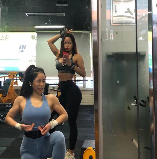 雙胞胎姐妹愛健身，顏值身材讓人傻傻分不清，網友坦言兩個都想要 街拍正妹 第8张