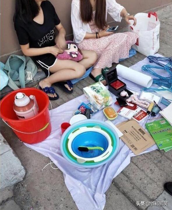 哥們，褲子不合身就別穿出來了，全車的人看了都想吐，多尷尬啊 搞笑整蠱 第9张