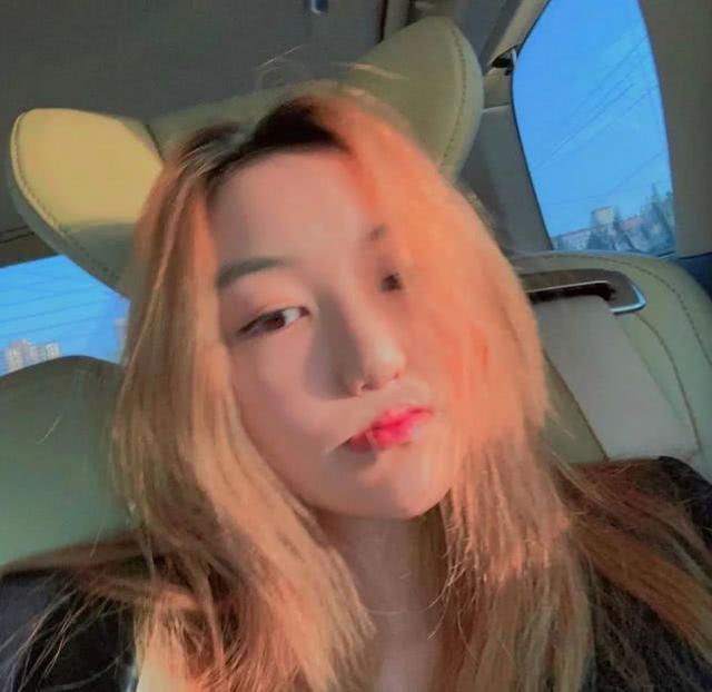 14歲李嫣曬近照，染大膽橘黃頭發配紅唇秀性感，這哪像14歲？ 娛樂八卦吃瓜 第2张