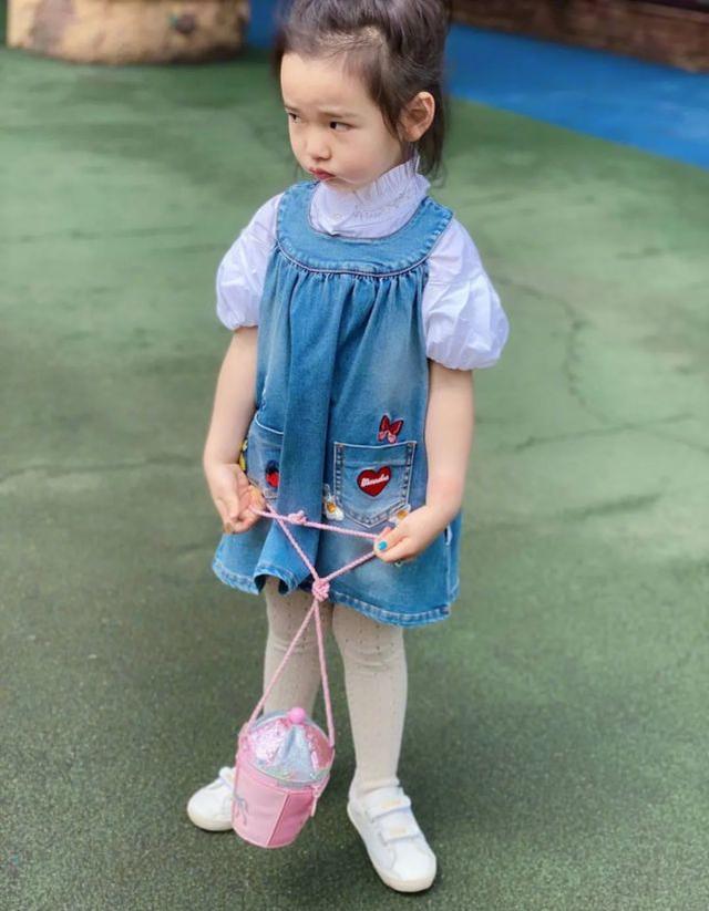 董璇曬女兒跳舞視頻，4歲小酒窩自編自導兒童舞，一字馬太有范 娛樂八卦吃瓜 第8张