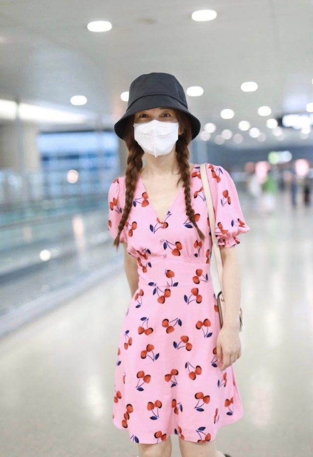 吳昕太瘦了！穿亮粉色連衣裙走機場，「巴掌腰」大秀身材吸睛十足 娛樂八卦吃瓜 第3张