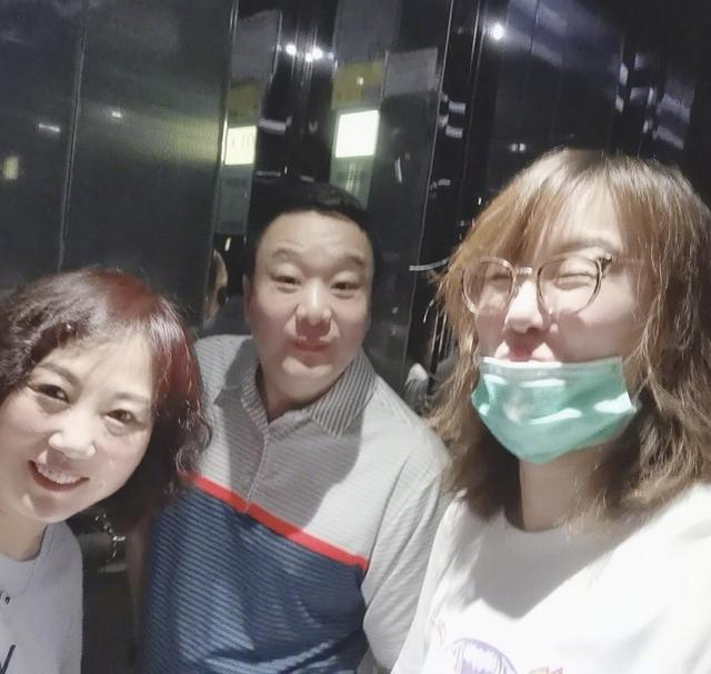 傅園慧一家合體現身，三口人邊走邊喝奶茶太可愛，網友：吃貨實錘 娛樂八卦吃瓜 第7张