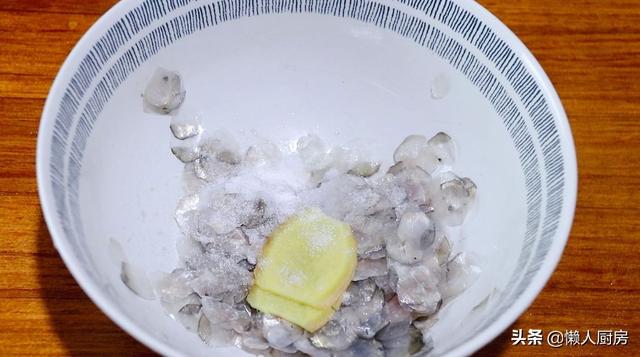魚鱗別再扔掉了，它營養豐富，4斤重的草魚能刮下多少魚鱗？ 熱愛美食 第6张