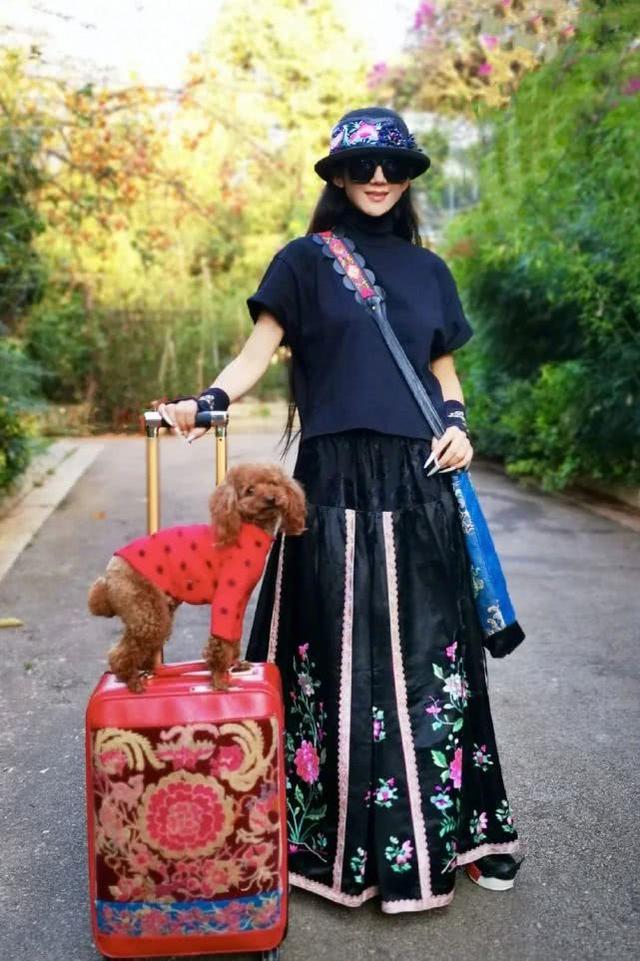 62歲楊麗萍不愧真仙女，各種中國風裙裝引潮流，凍齡美人氣質獨特 娛樂八卦吃瓜 第3张
