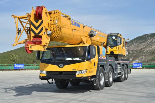 徐工xct95l7吊车,四桥的极限,70m全伸臂,最大吊重量7.