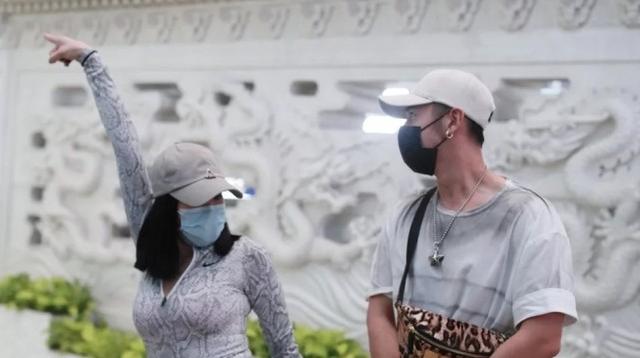 鍾麗緹夫婦現身，二人在機場花式跳熱舞，相差12歲的姐弟戀依舊甜 娛樂八卦吃瓜 第5张