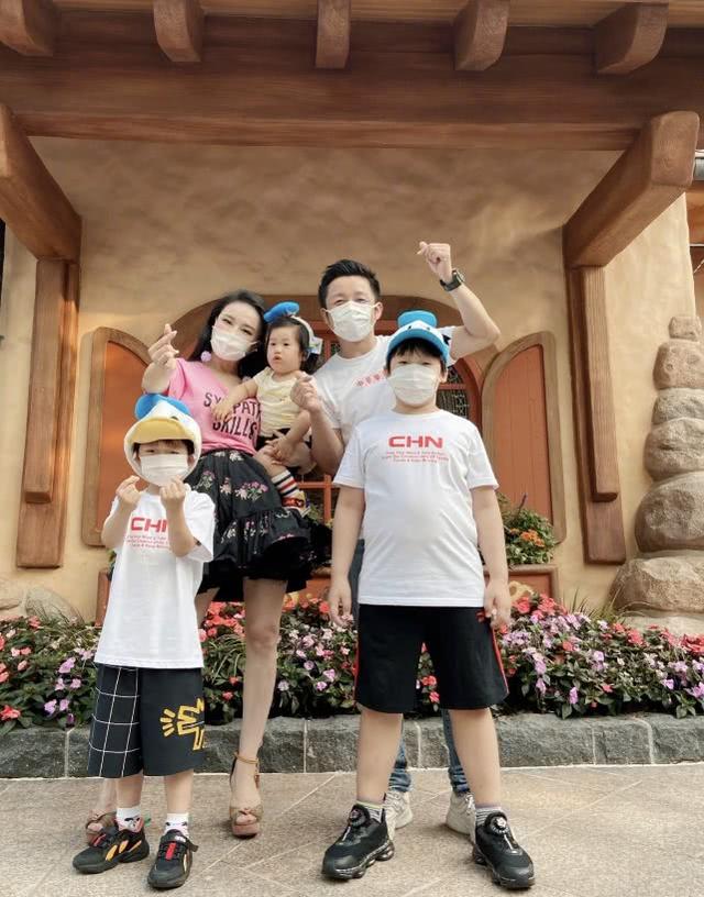 冉瑩穎曬一家五口合照，小兒子正面照曝光，留長發好像在當女兒養 娛樂八卦吃瓜 第2张