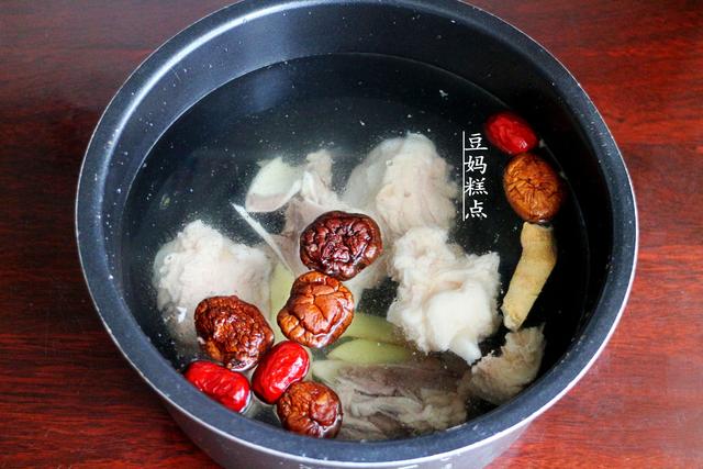 超簡單的，骨湯養生火鍋做法，營養健康，味道不比飯店差 熱愛美食 第8张
