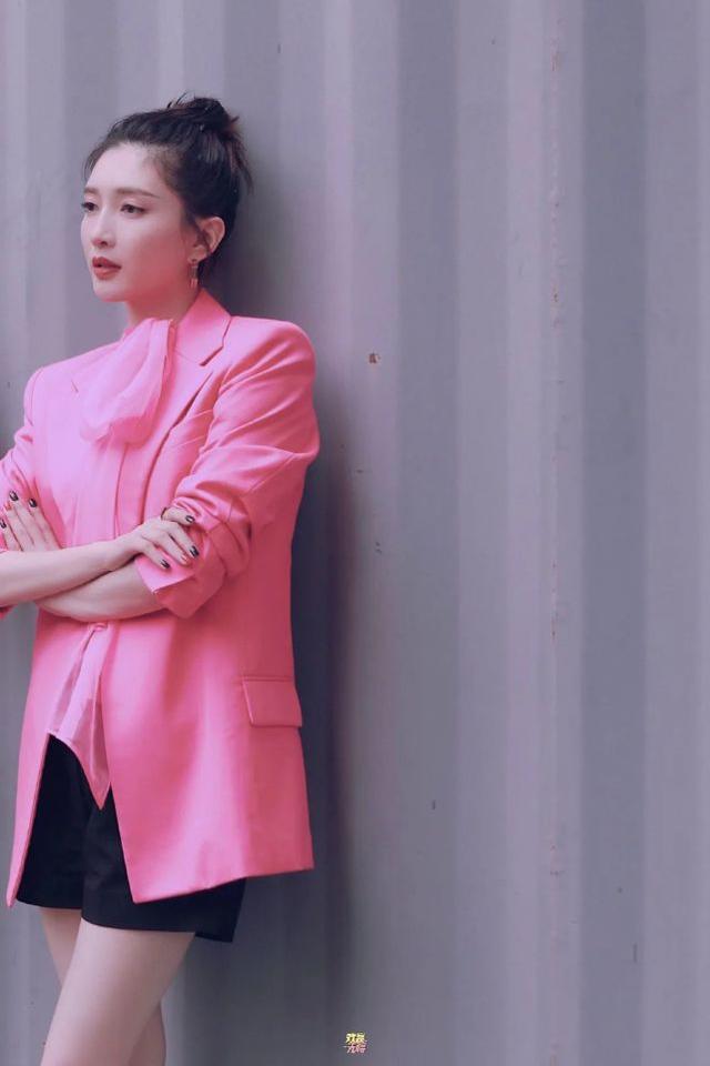 江疏影真敢穿，挑戰「死亡芭比粉」西裝配絲巾亮相，幸虧是冷白皮 娛樂八卦吃瓜 第2张