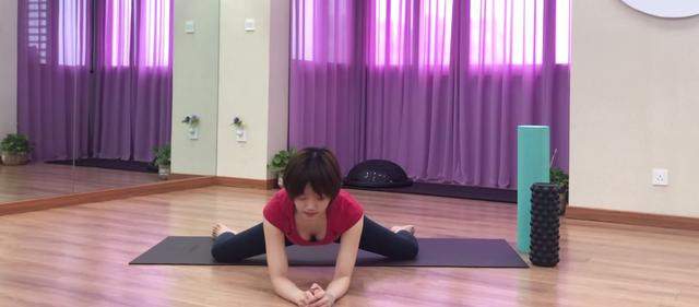 瑜伽第一課：4個動作教你輕松開胯，身體不再僵硬，練出修長美腿 健身減肥達人 第6张