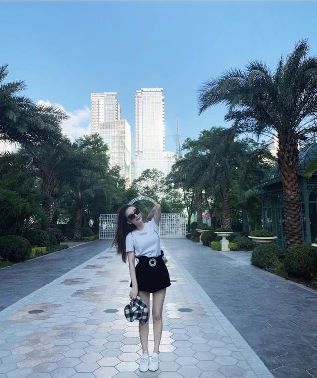 郭富城嬌妻方媛曬照，穿短裙配超大蝴蝶結年輕10歲，哪像孩子媽？ 娛樂八卦吃瓜 第8张