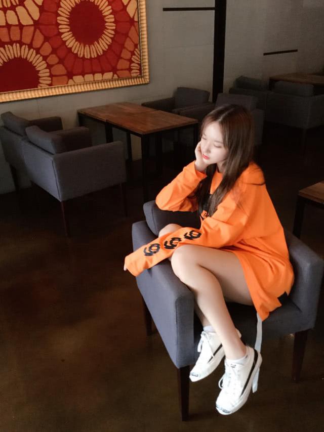 程瀟曬初夏清爽照：穿藍色襯衫搭破洞牛仔褲，時尚減齡又顯瘦 娛樂八卦吃瓜 第8张