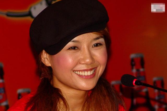 從神曲女王到「瘋婆子」，用水杯打傷主持人的王蓉，經歷了什麼 娛樂八卦吃瓜 第3张