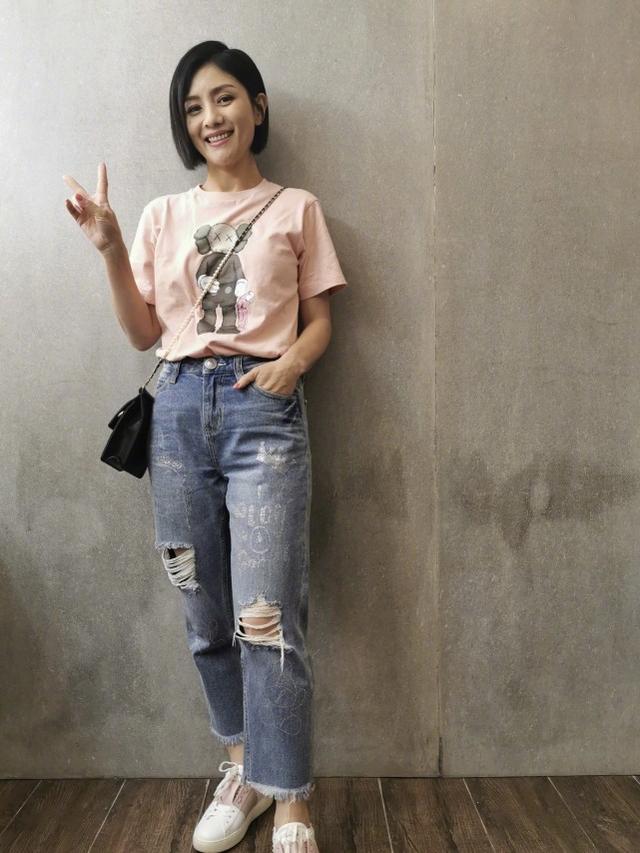 誰說胡可老了？近照穿粉色碎花長裙配減齡拳擊辮，看不出真實年齡 娛樂八卦吃瓜 第7张
