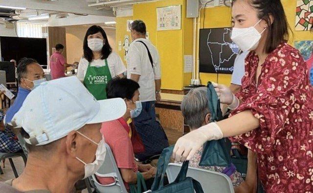 甘比成香港女首富後不忘初心，端午節為孤寡老人獻愛心，人美心善 娛樂八卦吃瓜 第1张
