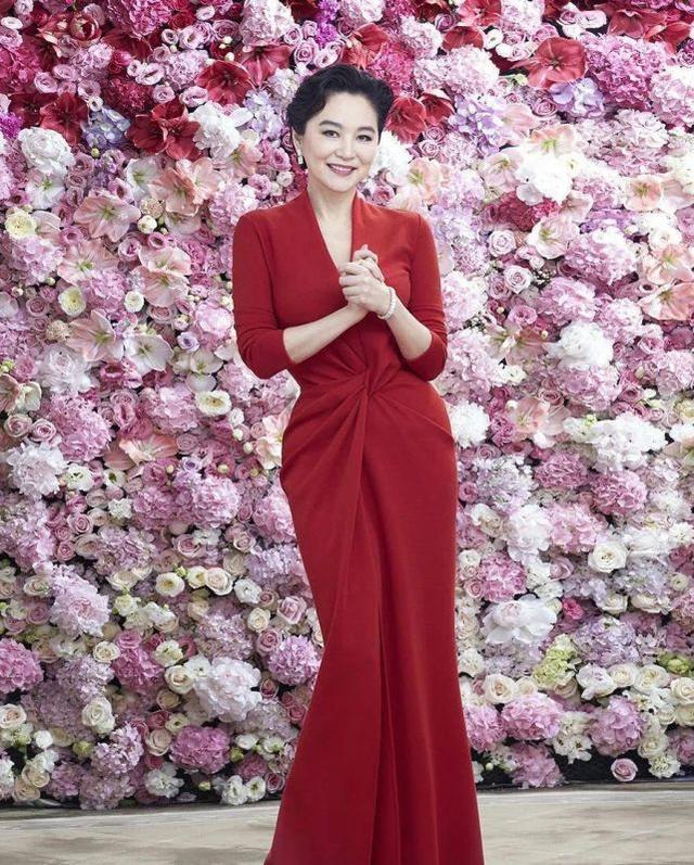 66歲林青霞現身賭王葬禮，身穿黑色套裝低調灑脫，氣場強大狀態好 娛樂八卦吃瓜 第7张