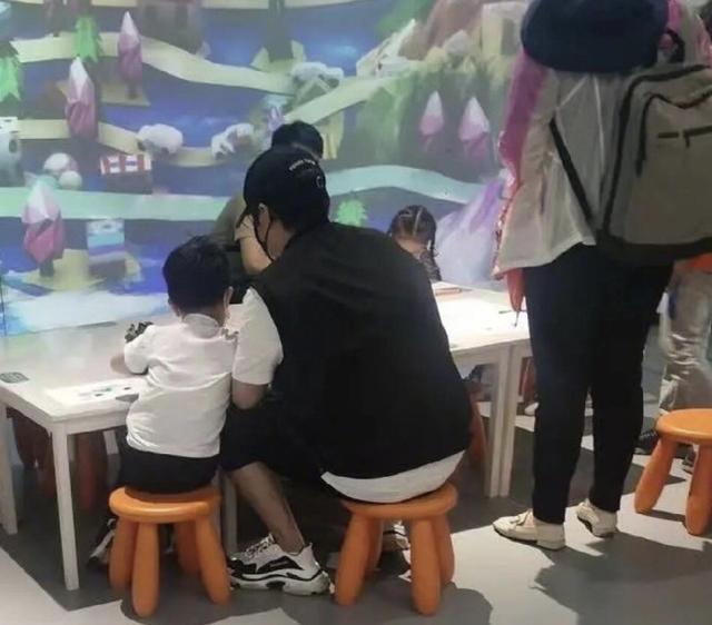 陳思誠帶兒子朵朵出街，獨自帶娃佟麗婭未露面，離婚依舊是好爸爸 娛樂八卦吃瓜 第1张