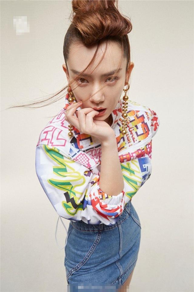戚薇時尚造型讓人大跌眼鏡！畫「蜘蛛眼」妝容，妖氣浮誇太另類 娛樂八卦吃瓜 第7张