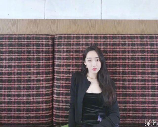蔣夢婕穿搭太亮眼！吊帶裙配針織衫，又純又欲大顯性感女人味 娛樂八卦吃瓜 第7张