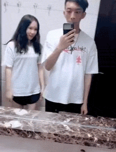 哥們，褲子不合身就別穿出來了，全車的人看了都想吐，多尷尬啊 搞笑整蠱 第15张