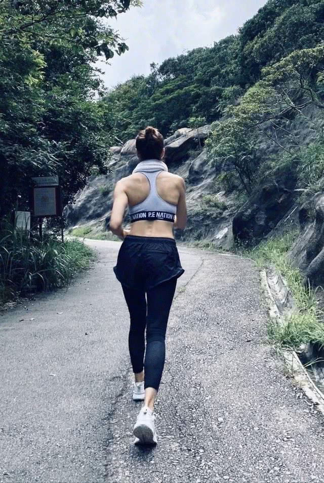 黎姿曬運動背影照片，穿短背心配高腰健身褲，一身肌肉哪像49歲？ 娛樂八卦吃瓜 第1张