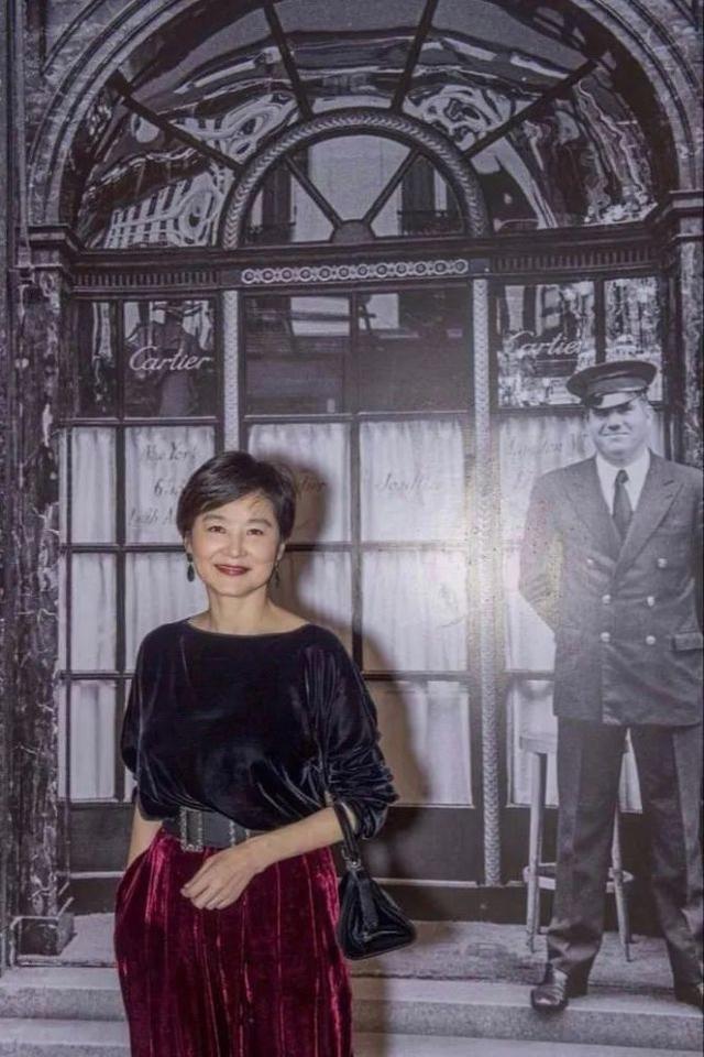 66歲林青霞現身賭王葬禮，身穿黑色套裝低調灑脫，氣場強大狀態好 娛樂八卦吃瓜 第6张