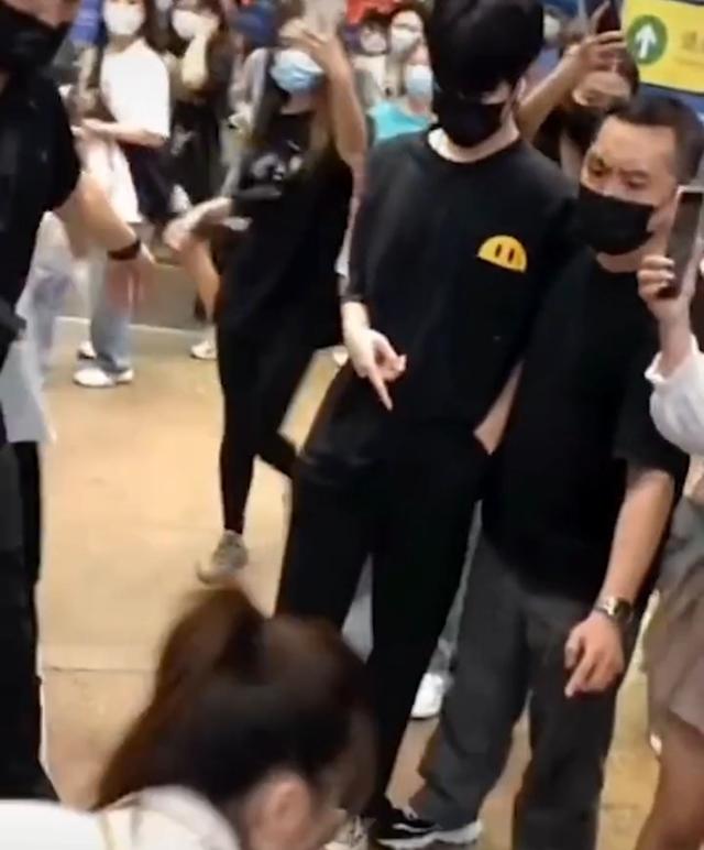 接機現場女生被絆倒，18歲男星神情冷淡引爭議：私生飯該不該扶？ 娛樂八卦吃瓜 第7张