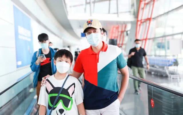 53歲蔡國慶和兒子現身機場，穿休閒裝對鏡頭比六一，畫面溫馨超甜 娛樂八卦吃瓜 第5张