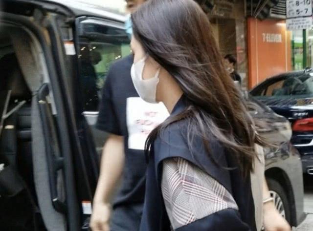 阿嬌離婚後首露面，穿風衣大氣十足五官精緻無死角，哪裡像39歲？ 娛樂八卦吃瓜 第4张