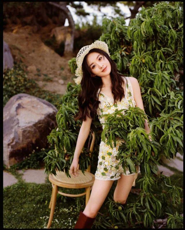 趙麗穎靠美背上熱搜！身穿露背小黑裙優雅迷人，清冷氣質更是迷人 娛樂八卦吃瓜 第6张