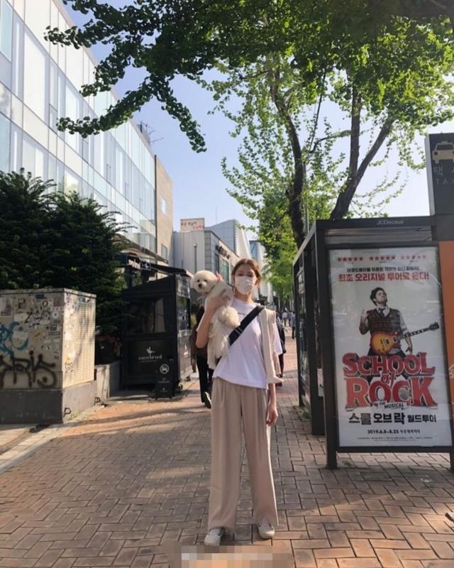 李聖經分享日常穿搭，牛仔褲配黑吊帶，鞋帶綁腿上顯露大長腿 娛樂八卦吃瓜 第6张