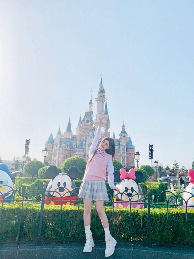 鞠婧禕不再扮嫩，穿一身黑色look走機場，體型瘦小像「大頭娃娃」 娛樂八卦吃瓜 第8张