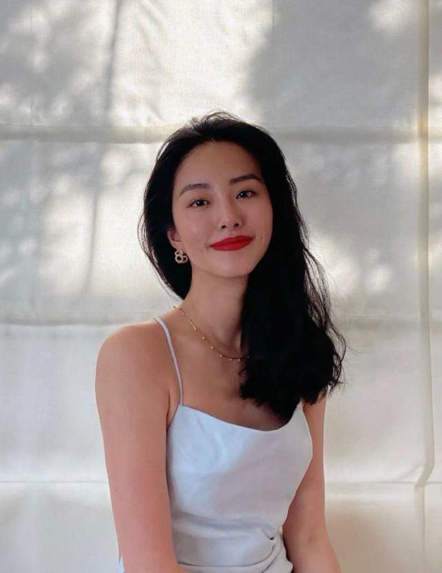 楊采鈺氣質絕了！冰涼露背裝大秀婀娜身材，紅唇黑發堪比畫報美人 娛樂八卦吃瓜 第1张