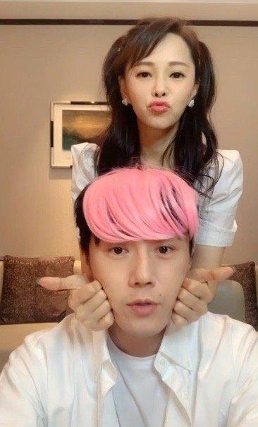 伊能靜秦昊同框秀恩愛，兩人戴假劉海太搞怪，相差10歲卻沒年齡差 娛樂八卦吃瓜 第3张