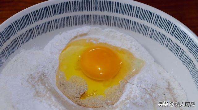 外面賣20元一份的茴香小油條，自己在家做，2元麵粉能做超多 熱愛美食 第3张