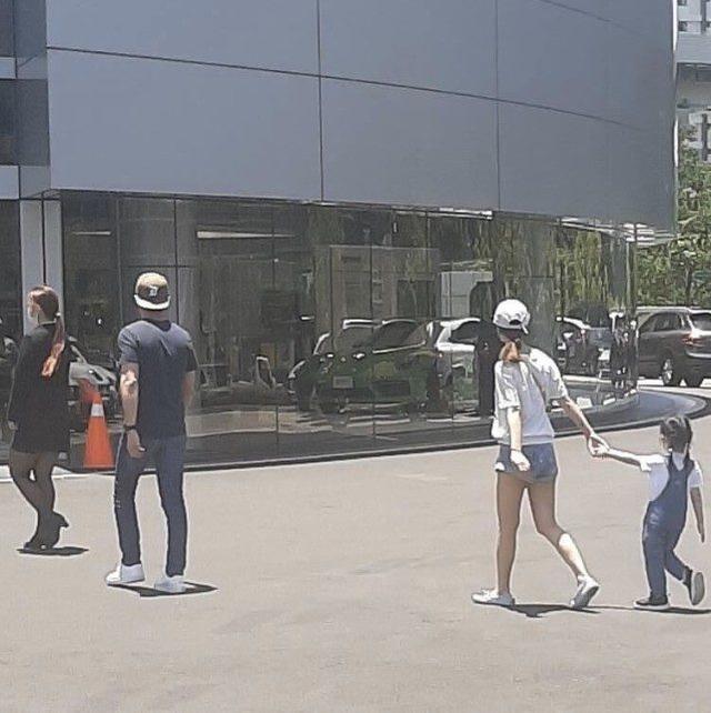 林心如夫婦和友人聚會，霍建華婚後常戴棒球帽，結婚4年感情依舊 娛樂八卦吃瓜 第4张