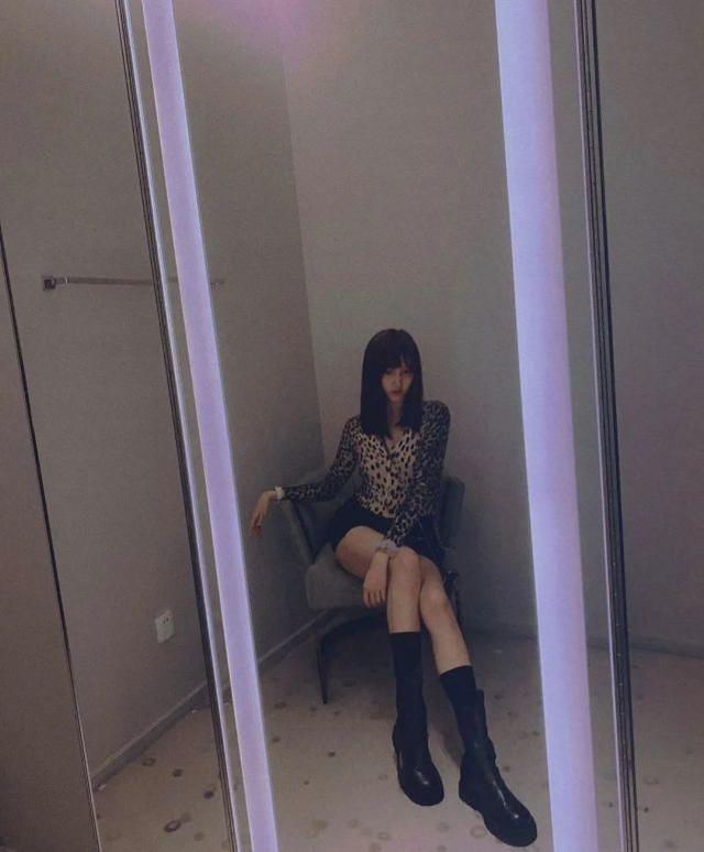 關曉彤模仿Lisa？齊劉海長發配豹紋針織衫，甜酷少女風高街又時髦 娛樂八卦吃瓜 第4张