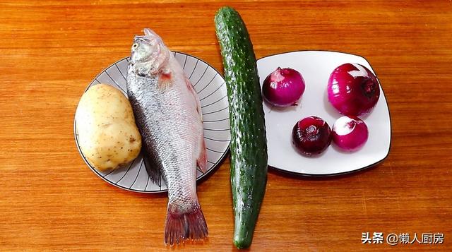 夏季，吃著烤魚，喝著啤酒，生活很愜意，這是家庭版烤魚的做法 熱愛美食 第1张