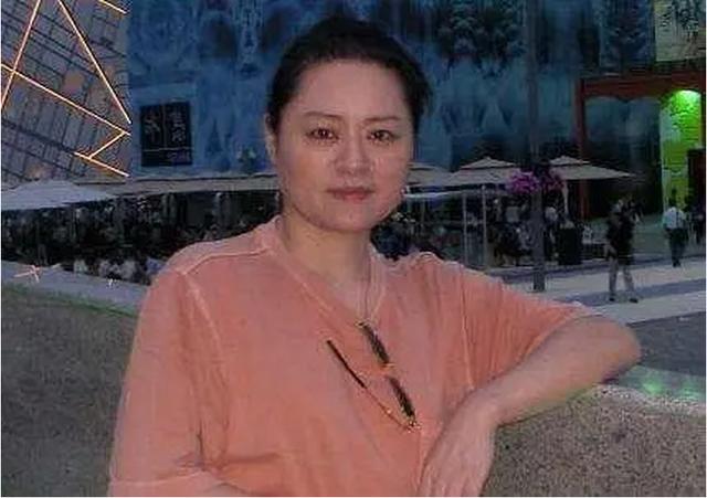 曾打敗韋唯毛阿敏，破產被親弟打成腦震盪，63歲歌後做保姆養女兒 娛樂八卦吃瓜 第7张