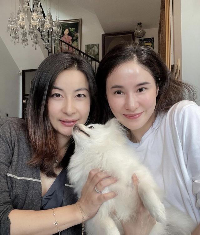 郭晶晶罕見和閨蜜名媛聚會，穿低領襯衫秀性感，和平時不同 娛樂八卦吃瓜 第3张