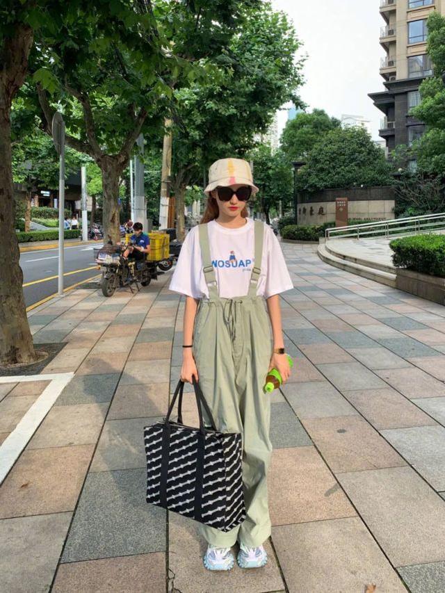 林小宅現身機場，一身潮酷穿搭不走甜美風，分手後換穿搭風格了？ 娛樂八卦吃瓜 第6张