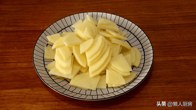 土豆別再燉肉了，教你一個新吃法，好吃到停不下來，比吃肉香 熱愛美食 第6张