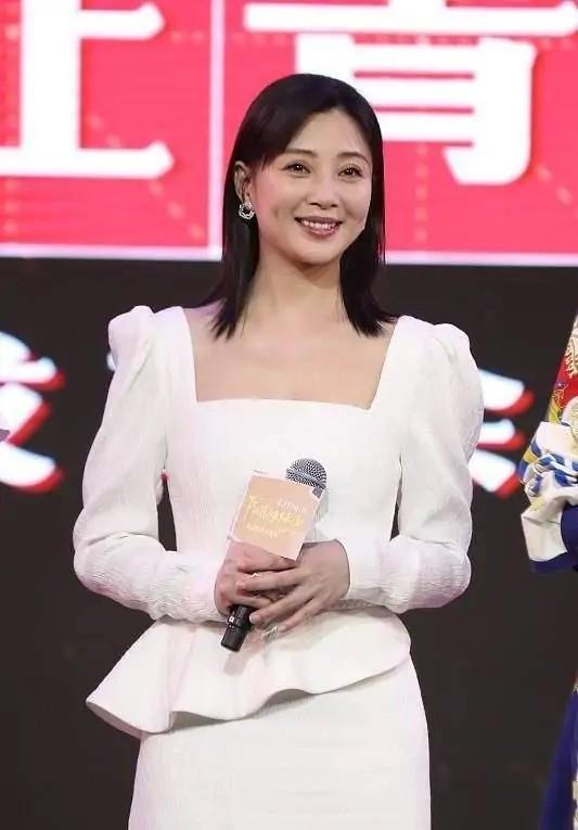 殷桃曾黎張歆藝同框出席活動，張歆藝剪短發二姐變二爺，殷桃胖了 娛樂八卦吃瓜 第3张