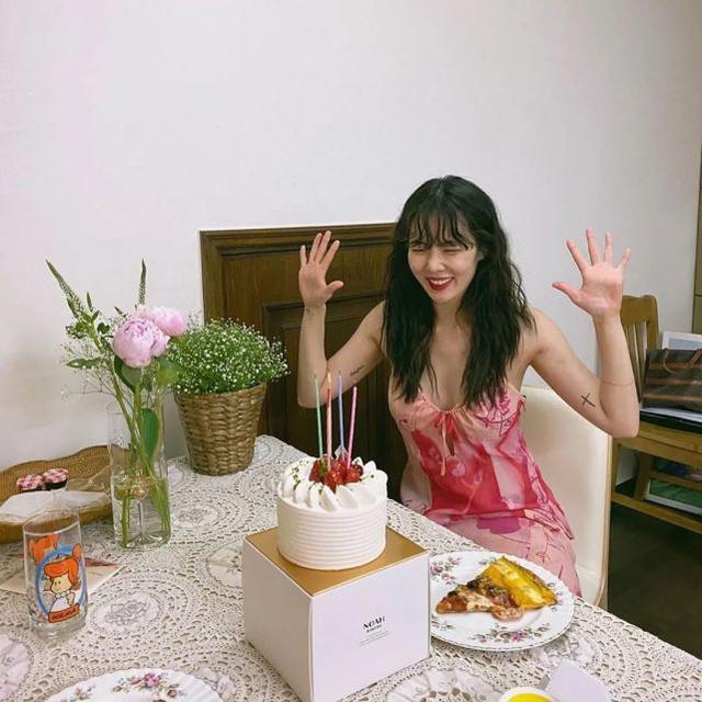 「泫雅風」又來了？示範2020碎花裙潮流穿搭，甜酷少女味十足 娛樂八卦吃瓜 第6张