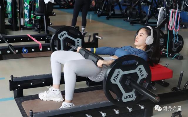 香肩、美背、蜜桃臀，健身女神該有的，她一樣也不少 街拍正妹 第18张