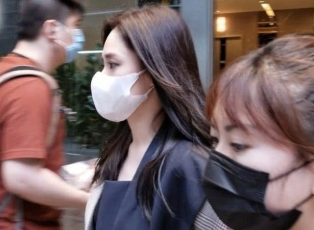 阿嬌離婚後首露面，穿風衣大氣十足五官精緻無死角，哪裡像39歲？ 娛樂八卦吃瓜 第7张