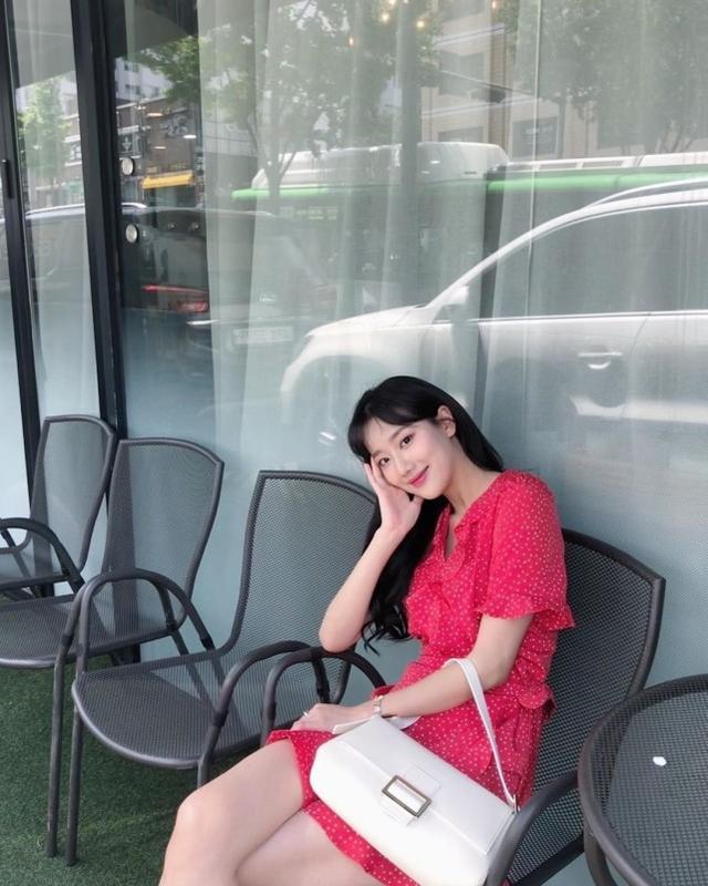李娜恩夏日穿搭太少女！粉紅衣裙甜美減齡，不愧是韓國當紅小花旦 娛樂八卦吃瓜 第3张