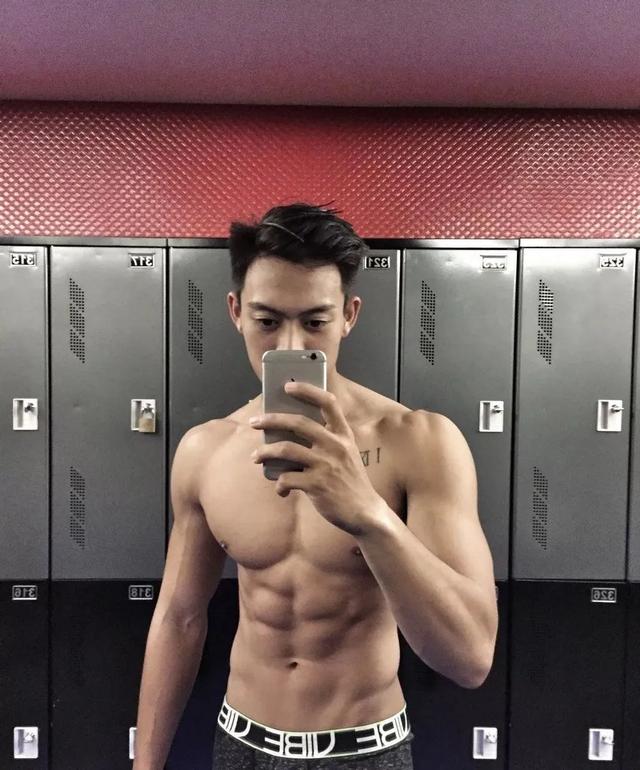 「肌肉奶爸」秀身材，大胸肌、麒麟臂，這樣的奶爸夠型男 健身減肥達人 第1张