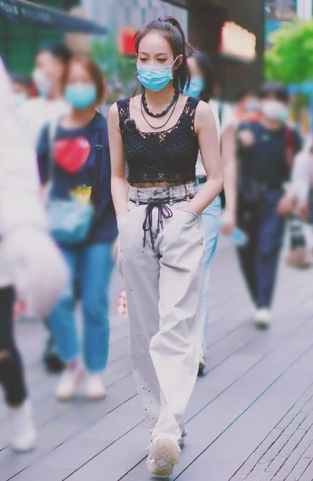 宋茜夏日出街造型釋出，高馬尾搭配黑色吊帶，炫酷十足又不乏時尚 娛樂八卦吃瓜 第3张